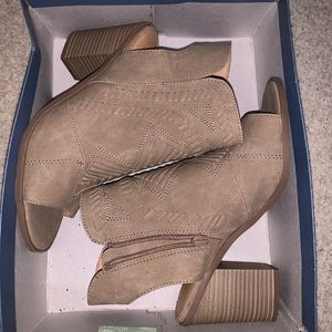 Universal thread like new taupe heels
